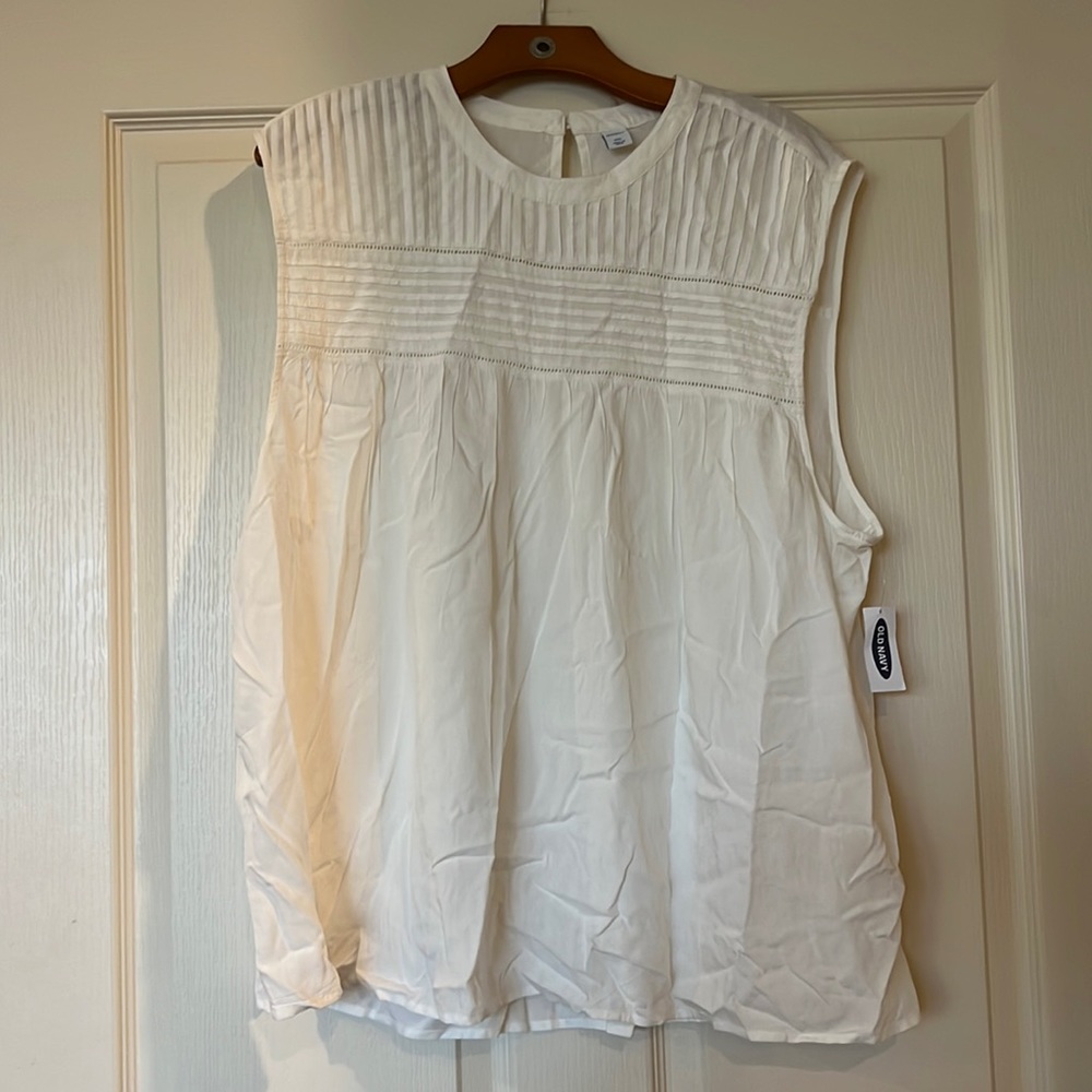 Old Navy white short sleeve T-shirt NWT